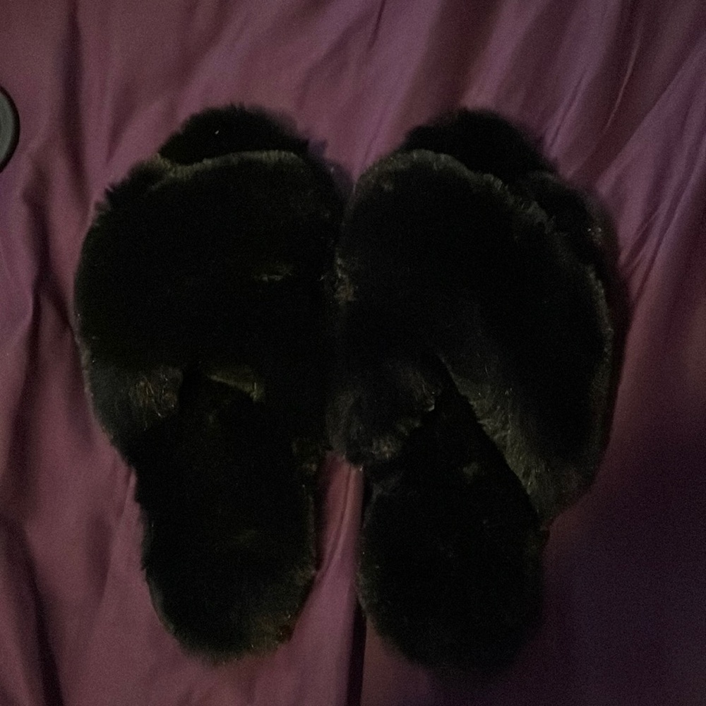Kohl’s black fluffy sandals